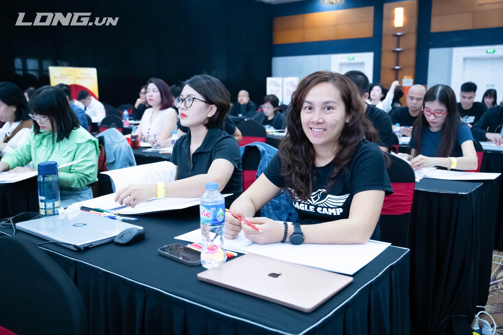 Chị Báu (áo đen Eagle Camp) ngồi trong lớp học IPS16 — Eagle Camp 25 do thầy Phạm Thành Long dẫn dắt.
